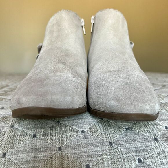 Jack Rogers Kali Taupe Tan Suede Ankle Boot Booties Bow Side Zip Women’s 7.5 - 8 - Picture 10 of 16